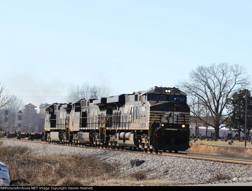 NS 7660 leads train 24X northbound